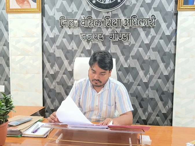 गोंडा बीएसए निलंबित: फर्नीचर टेंडर में सवा 2 करोड़ की रिश्वत का आरोप