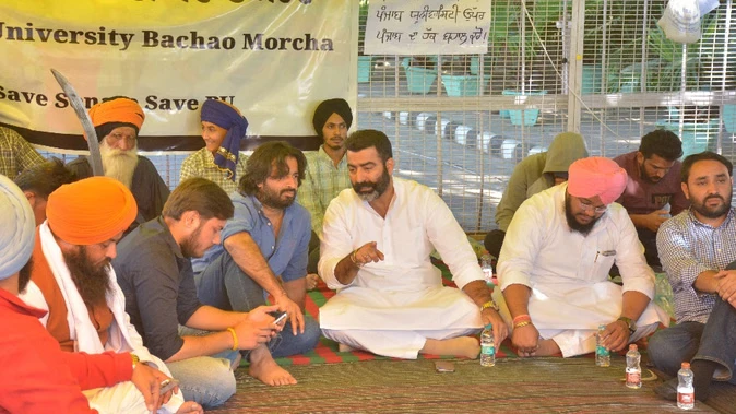 पीयू: छात्रों की मांगों पर वीसी ने जताया समर्थन, धरना जारी रहने का ऐलान