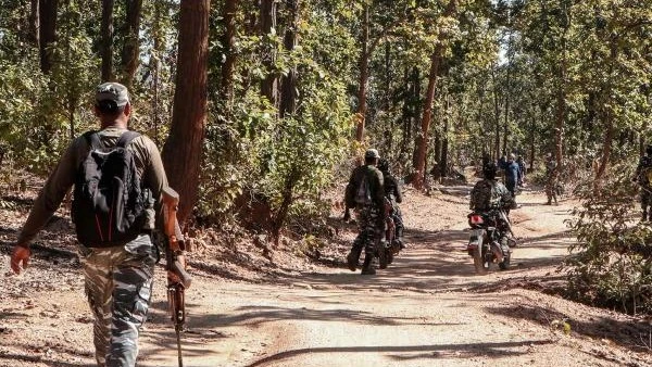 झारखंड: लातेहार में दो माओवादियों ने पुलिस के सामने किया आत्मसमर्पण