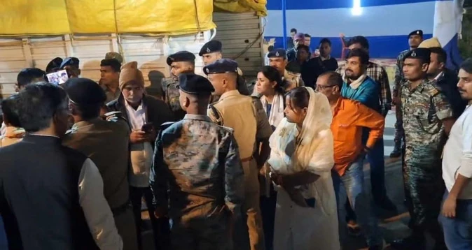 सासाराम में मतगणना स्थल पर ट्रक घुसने से मचा हड़कंप, अफवाहों के बीच जांच शुरू