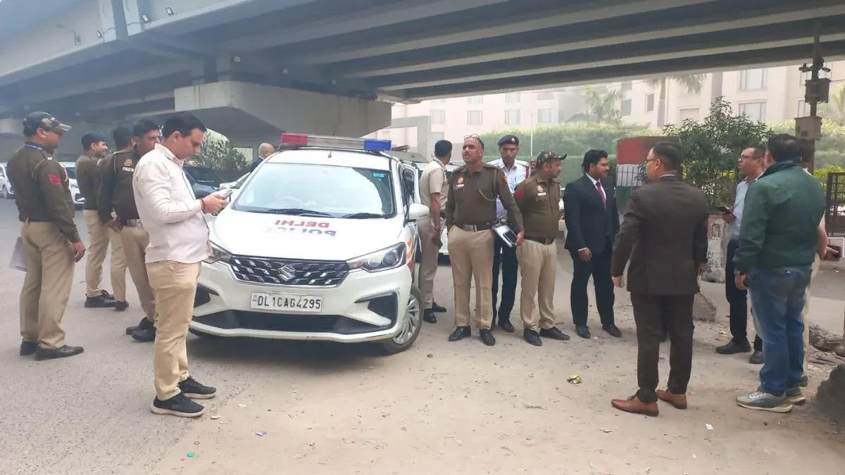 महिपालपुर में डीटीसी बस का टायर फटने से मचा हड़कंप, धमाके की आवाज से घबराए लोग