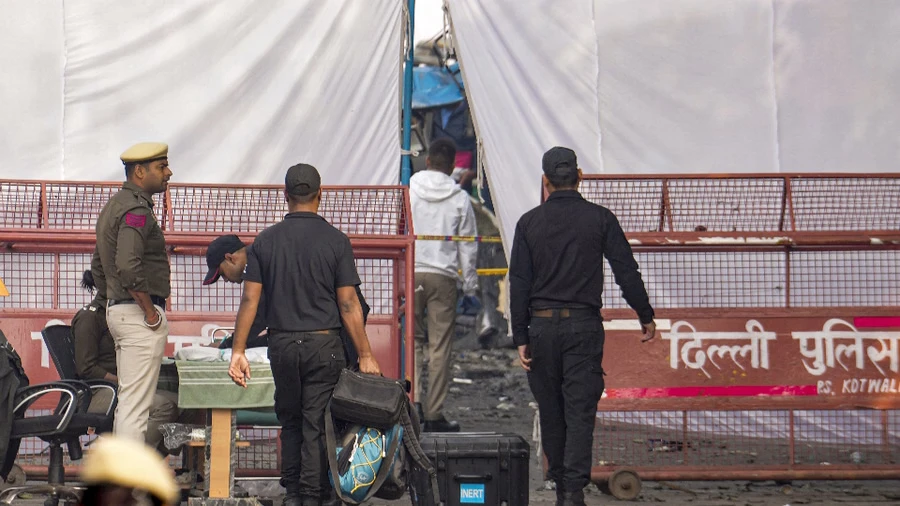 लाल किला विस्फोट मामले में बड़ा खुलासा, घटनास्थल से 300 मीटर दूर मिला इंसानी हाथ