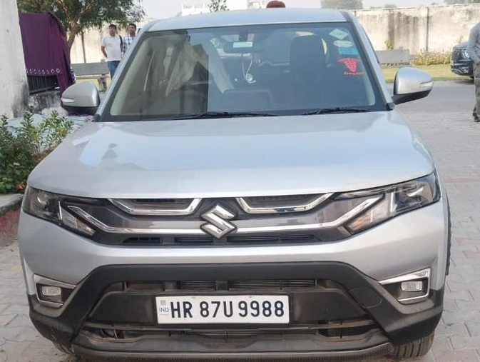 एक और कार बरामद: अल फलाह यूनिवर्सिटी में खड़ी मिली ब्रेजा