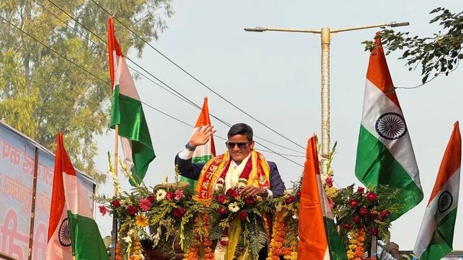 वर्ल्डकप जीतने के बाद पहली बार दीप्ति शर्मा पहुंची आगरा...10 किमी लंबा रोड शो