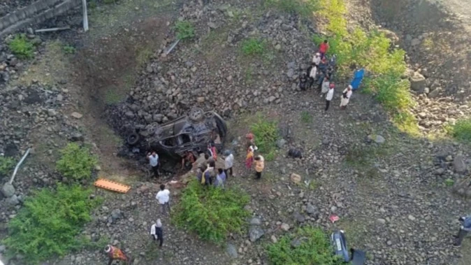 रतलाम में दिल्ली-मुंबई एक्सप्रेसवे पर खाई में गिरी कार, पांच की मौत