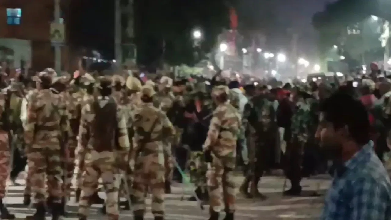 रामगढ़ काउंटिंग के दौरान हिंसक झड़प, तीन पुलिसकर्मी घायल