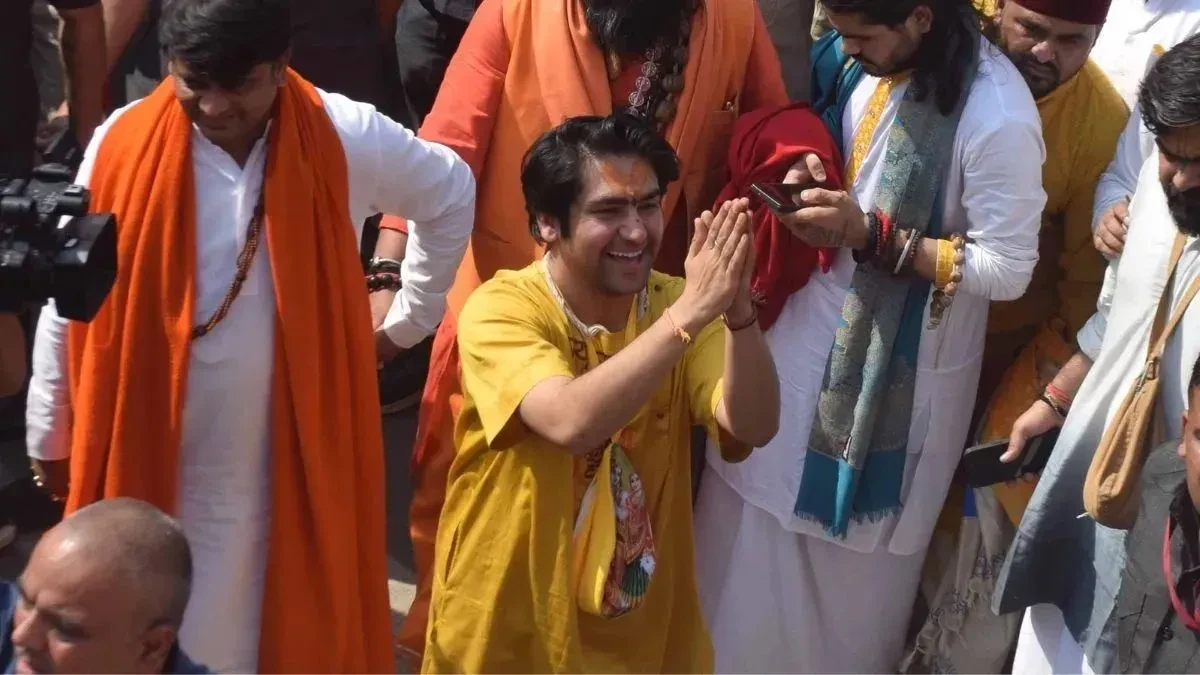 बागेश्वर धाम की पदयात्रा में जनसैलाब, जया किशोरी भी हुईं शामिल