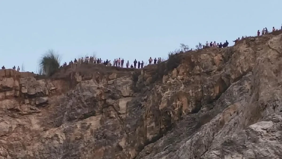 सोनभद्र में खदान हादसा: 1 की मौत, 15 मजदूर मलबे में दबे