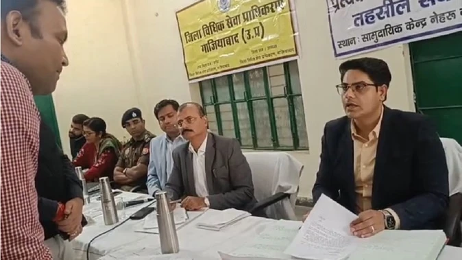 ‘नौटंकी बन गया समाधान दिवस’, मंडलायुक्त ने एसडीएम-तहसीलदार को लगाई फटकार