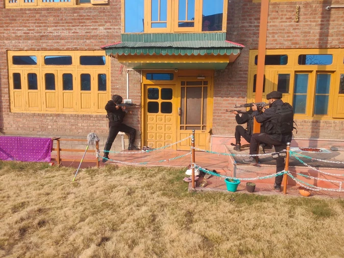 अनंतनाग में पुलिस की आधी रात कार्रवाई; किरायेदार महिला डॉक्टर का मोबाइल जब्त