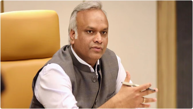 प्रियांक खरगे का आरएसएस पर तंज: 100 साल में पहली बार कानून के अनुसार मार्च