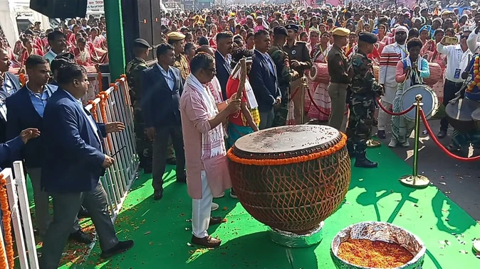 सीएम हेमंत सोरेन के साथ झूमे कलाकार, झारखंड की जनजातीय संस्कृति का शानदार प्रदर्शन