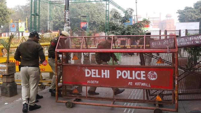 दिल्ली में सुरक्षा बढ़ी, पार्किंग में खड़ी गाड़ियों की नंबर से हो रही पड़ताल