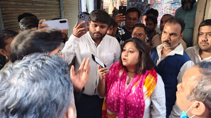 दालमंडी में ध्वस्तीकरण: महिला ने कहा- ‘आप मुझ पर बुलडोजर चला दो’, अफसरों और दुकानदारों में बहस