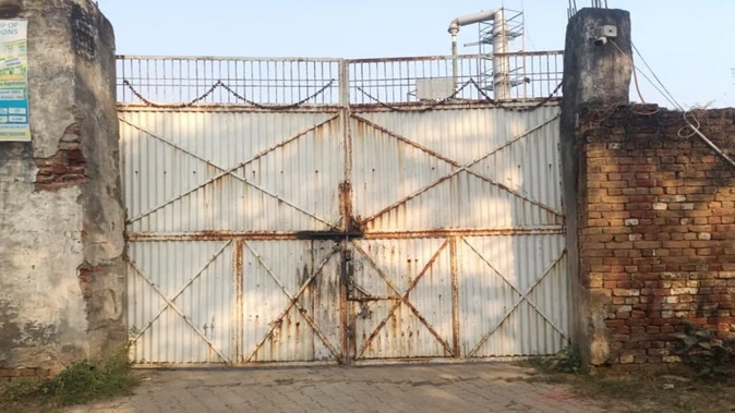 अलीगढ़: मडराक फैक्टरी में चल रहा मिलावटी पेट्रोल-डीजल का जाल, एसटीएफ ने किया पर्दाफाश