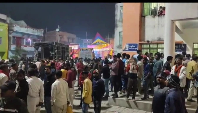 बेतिया-बगहा हाईवे पर भीषण हादसा: तीन की मौत, 15 गंभीर घायल