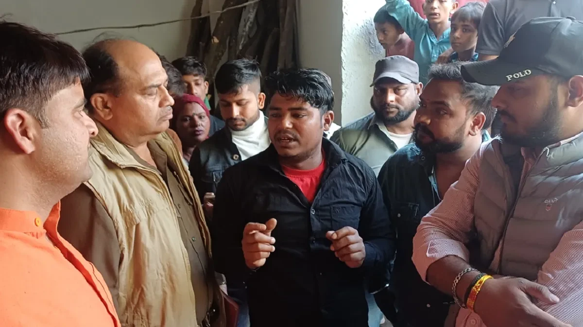 हिंदू परिवार के मतांतरण का प्रयास, विहिप-बजरंग दल का हंगामा, पास्टर फरार