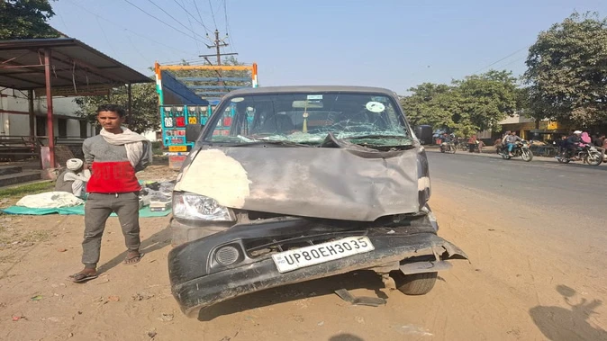 हाथरस: ईको वैन और कैंटर की टक्कर में छह घायल