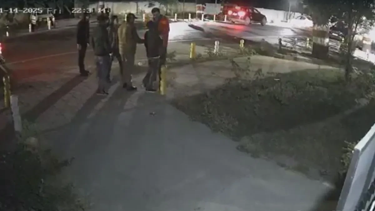 पिस्टल लिए पिटाई करता दिखा पूर्व विधायक चैंपियन का बेटा, पुलिस ने भेजा नोटिस