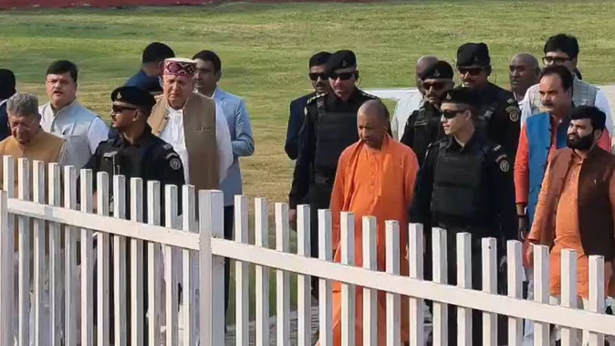 अयोध्या पहुंचे सीएम योगी, ध्वजारोहण समारोह की तैयारियों का किया निरीक्षण