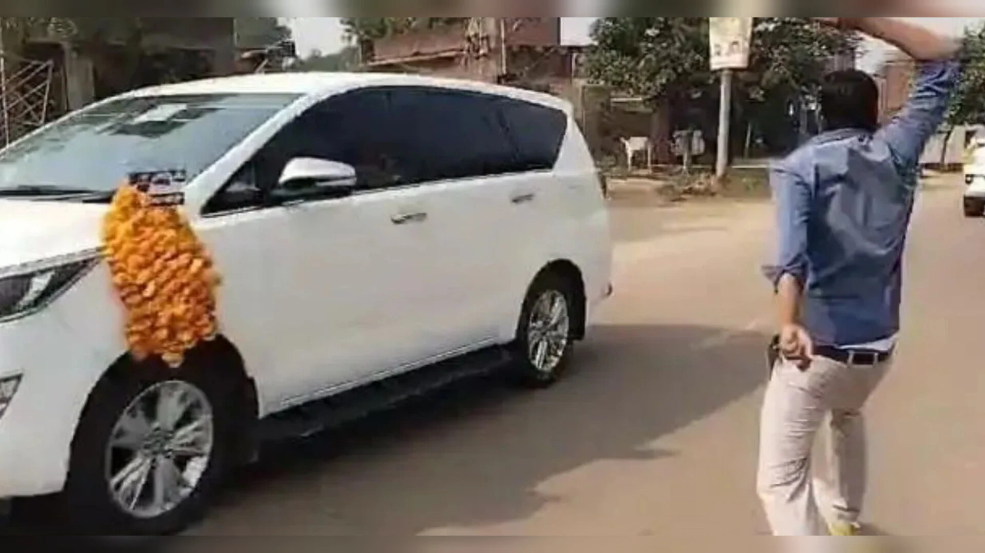 स्वामी प्रसाद मौर्य के खिलाफ युवाओं का गुस्सा फूटा, दिखाए काले झंडे