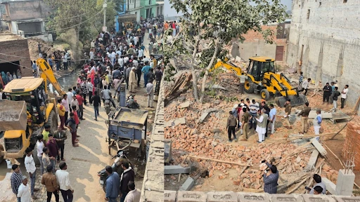 नगला हुकम सिंह में तीन मंजिला अवैध इमारत ढही, कई मजदूर मलबे में दबे