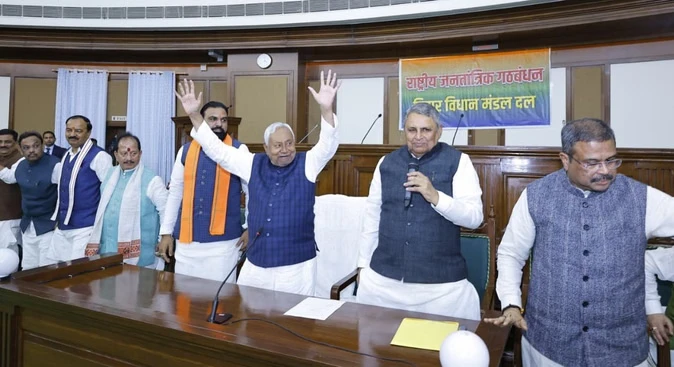 नीतीश कुमार ने राजभवन में पेश किया मुख्यमंत्री पद का दावा, कल समारोह में लेंगे शपथ