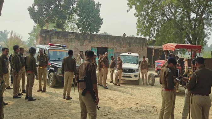 वारंटी ने घरवालों संग मिलकर दरोगाओं को पीटा, सर्विस रिवॉल्वर छीनकर फरार