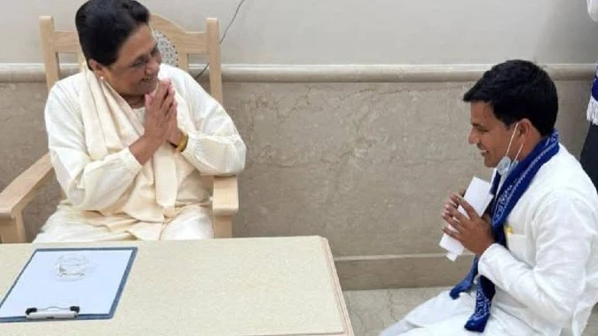 मायावती से मुलाकात में घुटनों पर बैठे बसपा विधायक सतीश कुमार सिंह