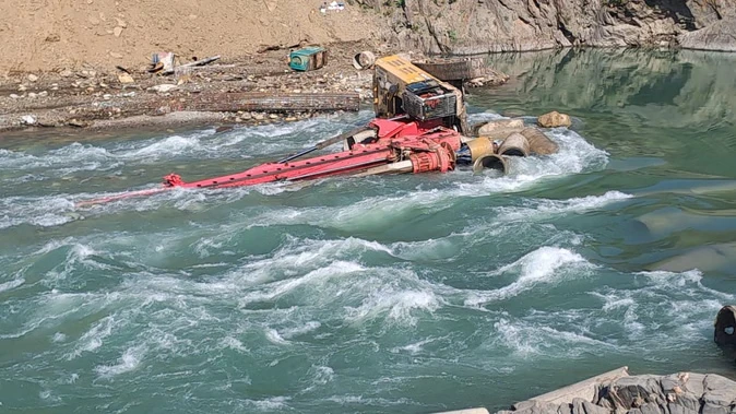 ब्यास नदी में पलटी पाइलिंग मशीन, ऑपरेटर लापता; हाईवे कंपनी पर केस दर्ज