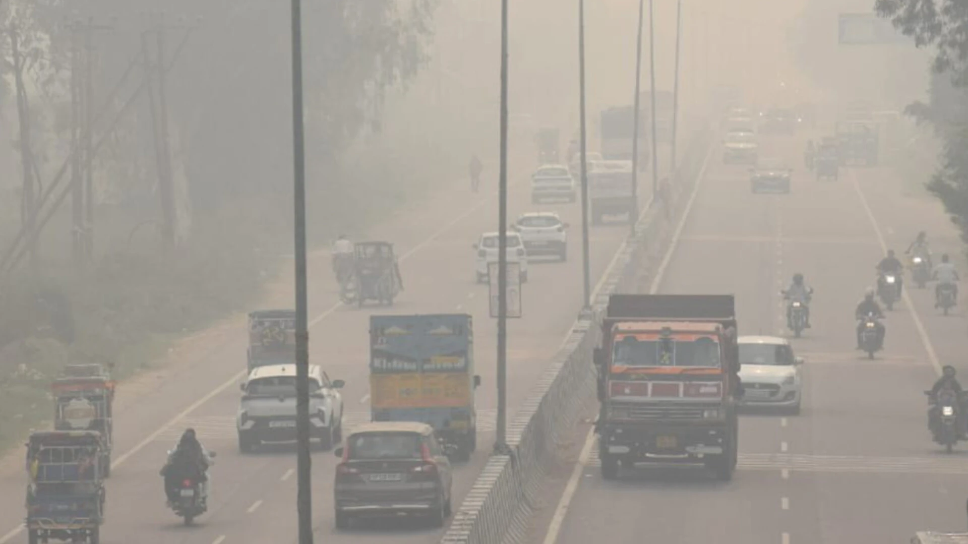 बागपत में ग्रेप-3 लागू: निर्माण कार्य और कोल्हू बंद, कूड़ा जलाने वाले की सूचना देने पर मिलेगा इनाम