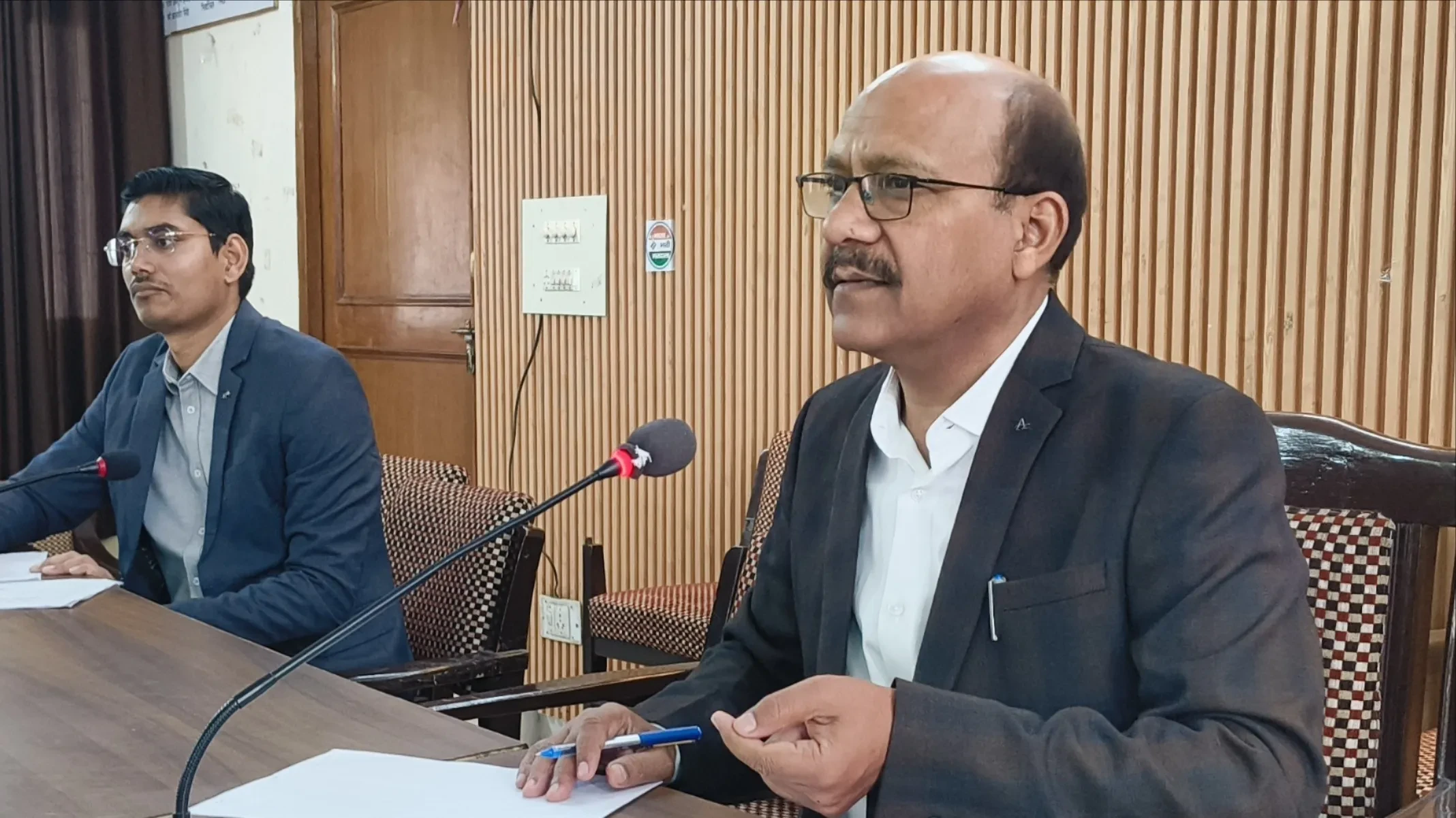 एसआईआर प्रक्रिया में राजनीतिक दलों से डीएम ने की सहयोग की अपील