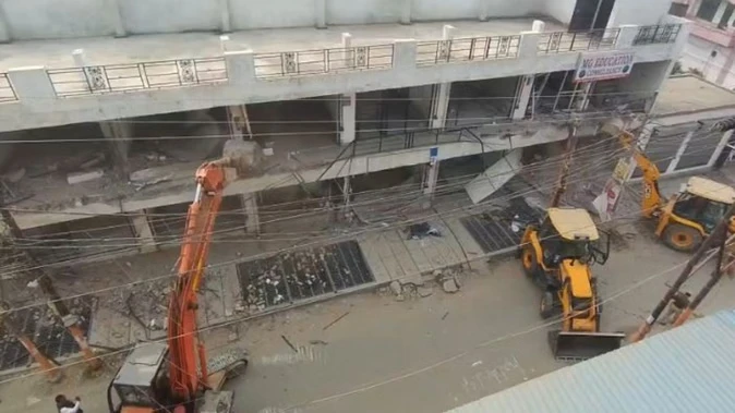 बरेली में मौलाना तौकीर रजा के करीबी कॉलोनाइजर की संपत्तियों पर बुलडोजर कार्रवाई