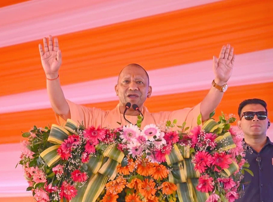 प्रयागराज में सीएम योगी ने किया संगम पर गंगा पूजन, माघ मेले की तैयारियों का लिया जायजा