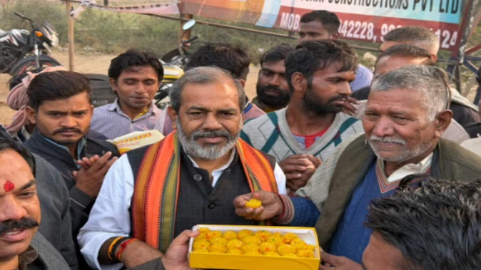 मेरठ में सुनील भराला ने मजदूरों को बांटी मिठाइयां, नए श्रमिक कानूनों की दी जानकारी