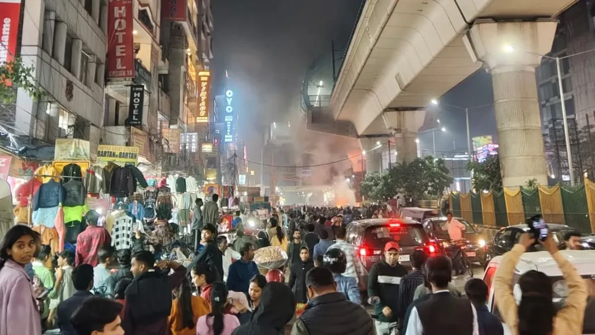 नोएडा सेक्टर-18 मेट्रो के पास कार में लगी आग, मची अफरा-तफरी