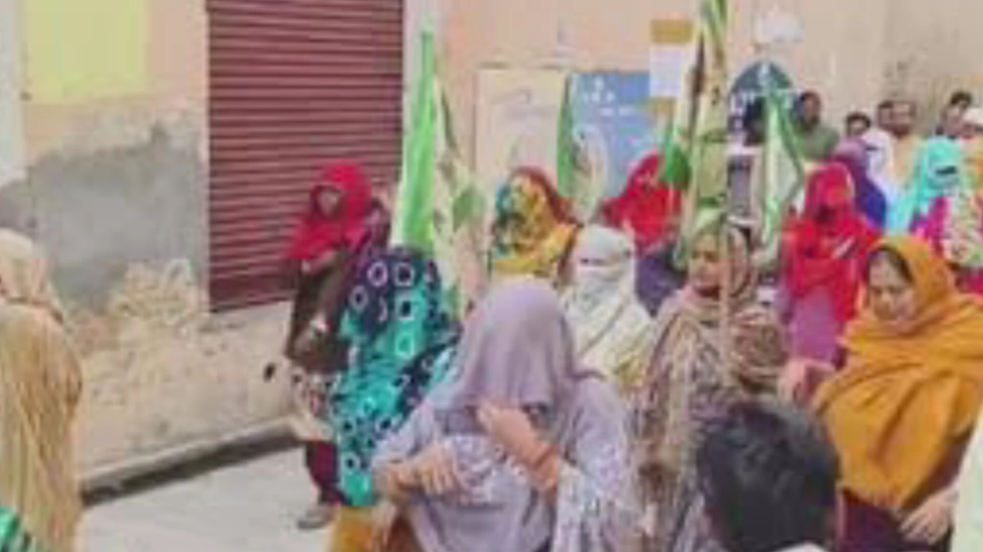 शामली: नगर पंचायत चेयरमैन के खिलाफ सफाई कर्मचारियों और भाकियू का विरोध मार्च