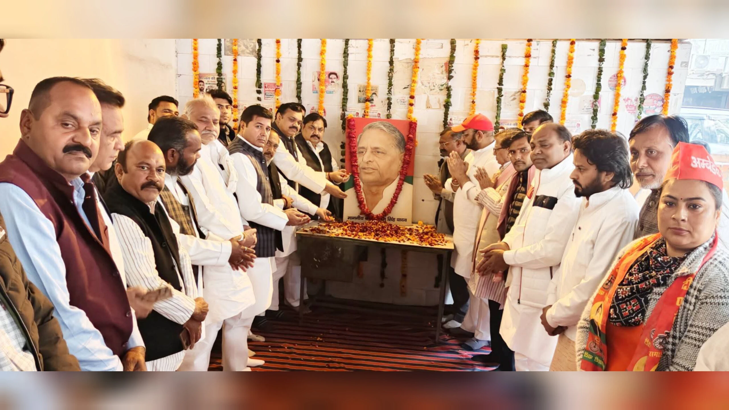 सपा कार्यकर्ताओं ने मनाई मुलायम सिंह यादव की जयंती, लोकतंत्र बचाने का लिया संकल्प