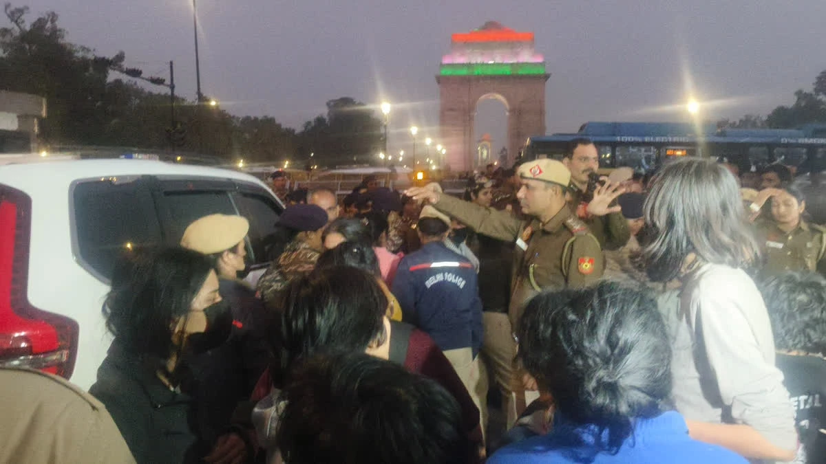 दिल्ली में प्रदूषण को लेकर प्रदर्शन में पुलिसकर्मियों पर पेपर स्प्रे से हमला, कई घायल