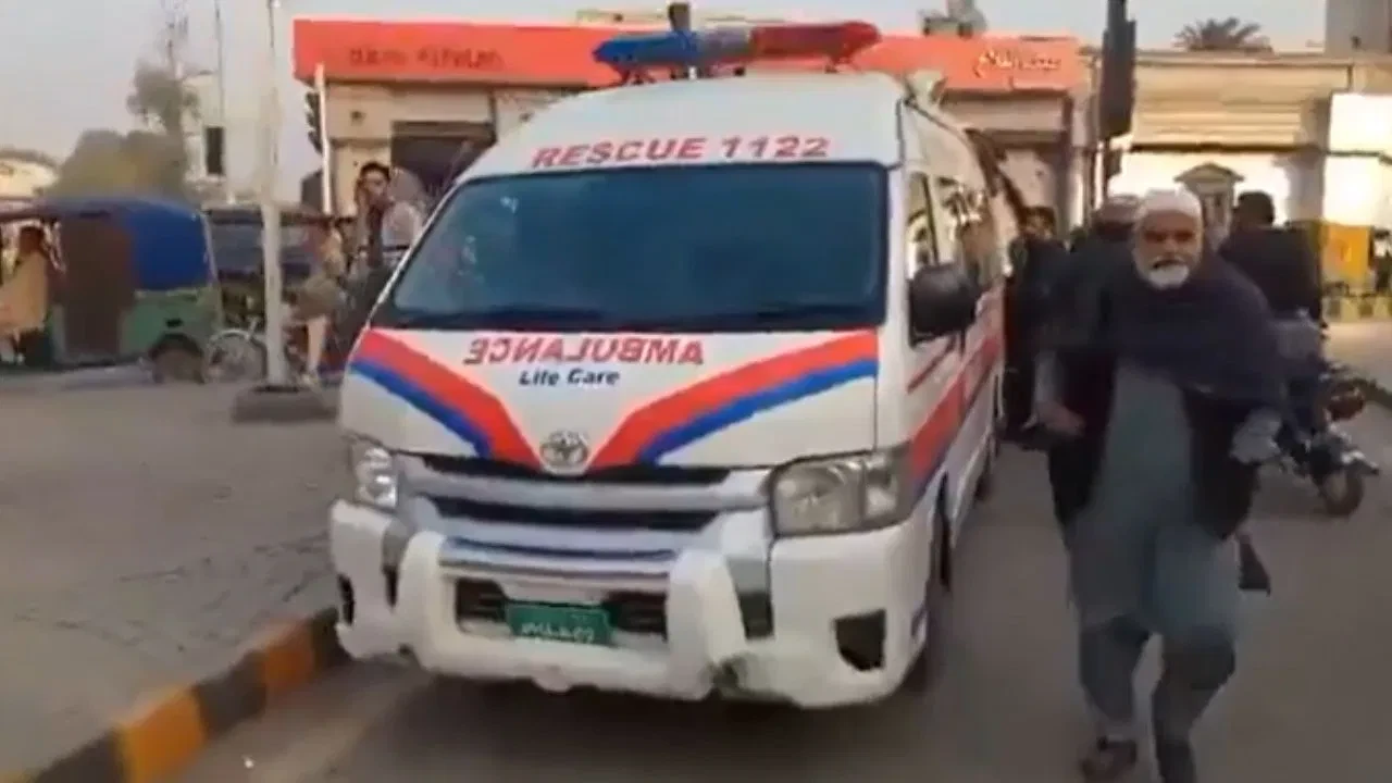 पेशावर में आतंकी हमला: अर्धसैनिक मुख्यालय पर धावा, तीन जवान शहीद