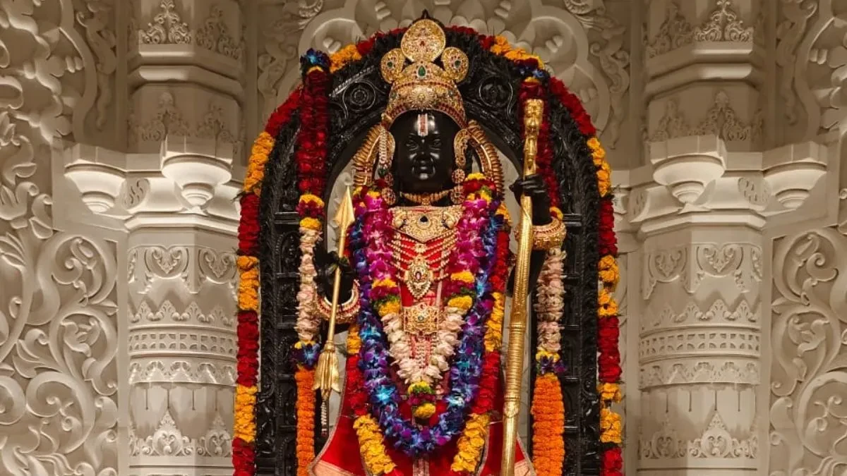 रामलला के लिए स्वर्ण जड़ित वस्त्र तैयार, एक साल की बुनाई के बाद पहुंचे अयोध्या