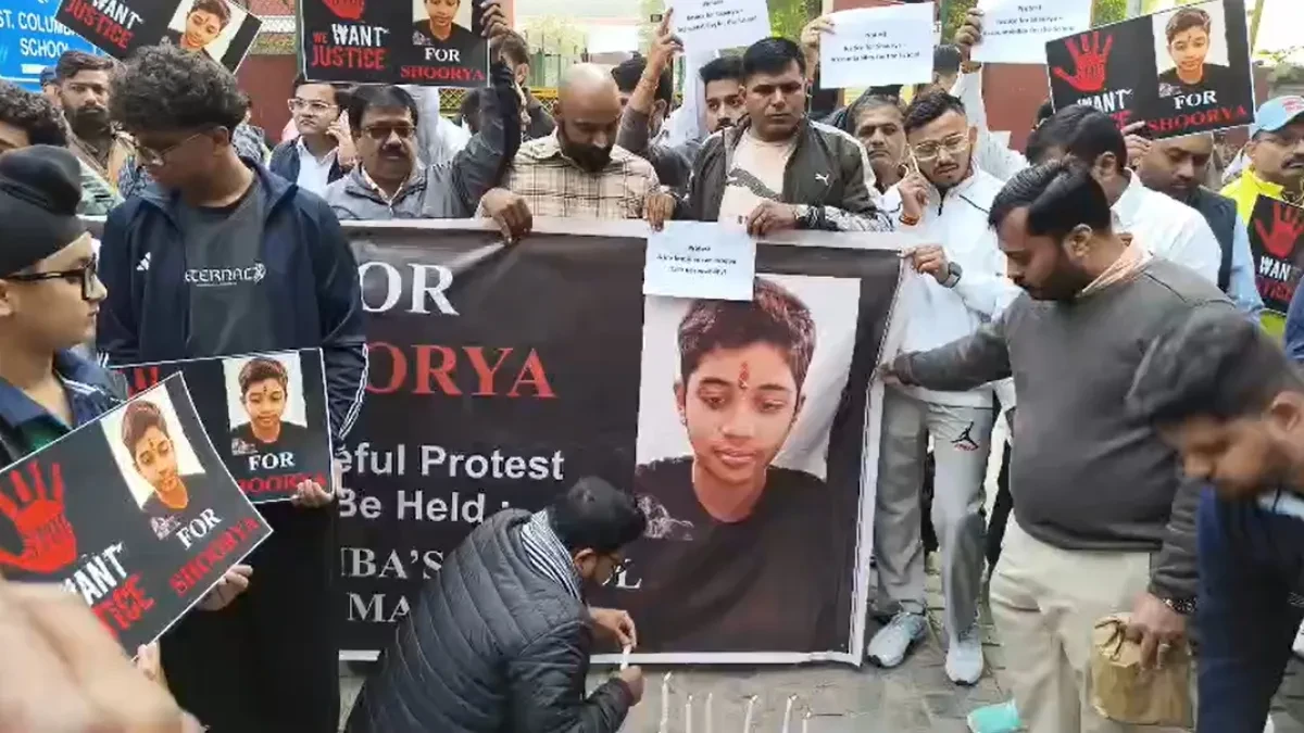 दिल्ली छात्र आत्महत्या मामला: तीन और शिक्षकों को पुलिस ने किया तलब, अभिभावकों का प्रदर्शन जारी