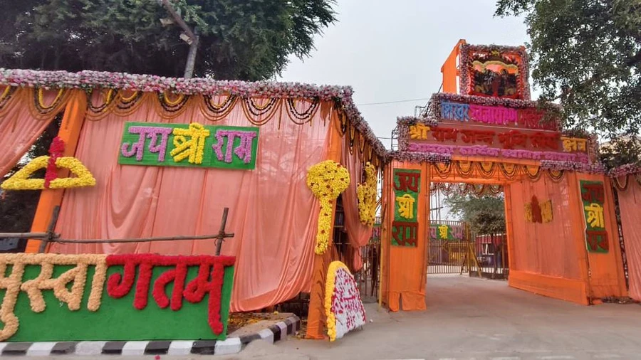 राम मंदिर में ध्वजारोहण की तैयारियाँ पूरी, श्रद्धालु और संत उत्साह में डूबे