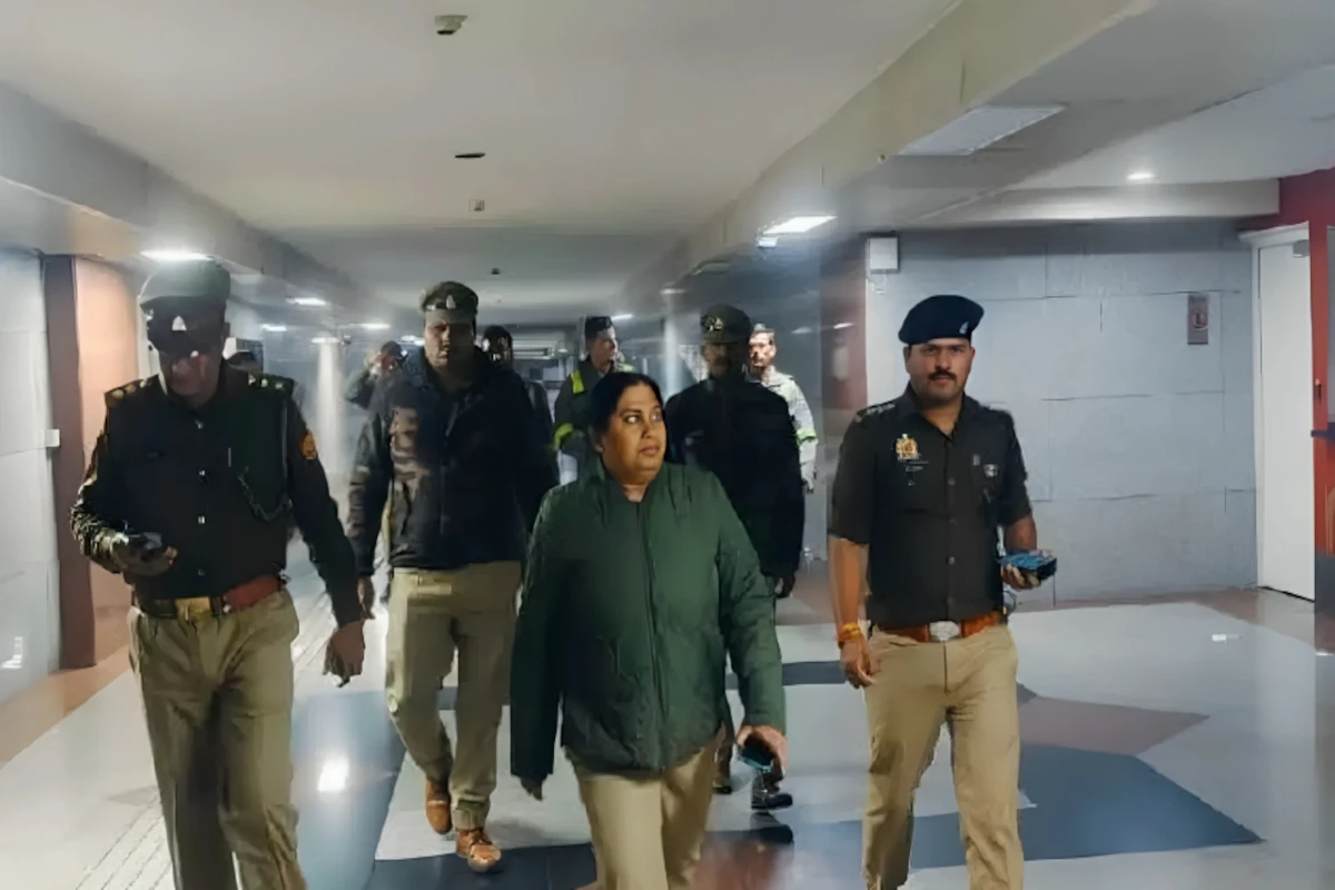 लखनऊ में बम धमाके की धमकी, लुलु मॉल के कचरे में मिला धमकी भरा पत्र