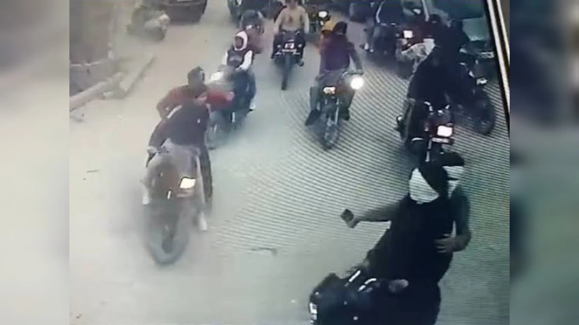 साकेत कॉलोनी में बाइकर्स गैंग का उत्पात, लाठी-डंडों के साथ सड़क पर मचाया हंगामा