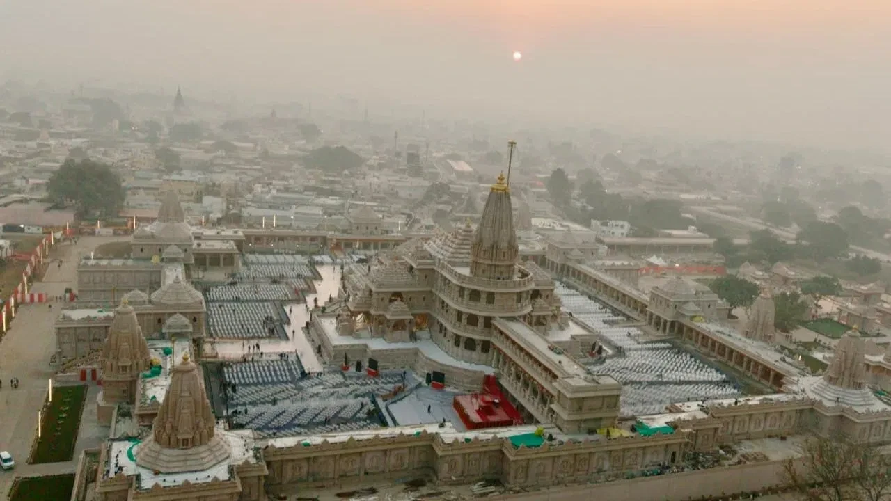 ‘सूर्य की किरणों ने बिखेरी चमक...’ ध्वजारोहण से पहले की तस्वीरें मनमोह लेंगी