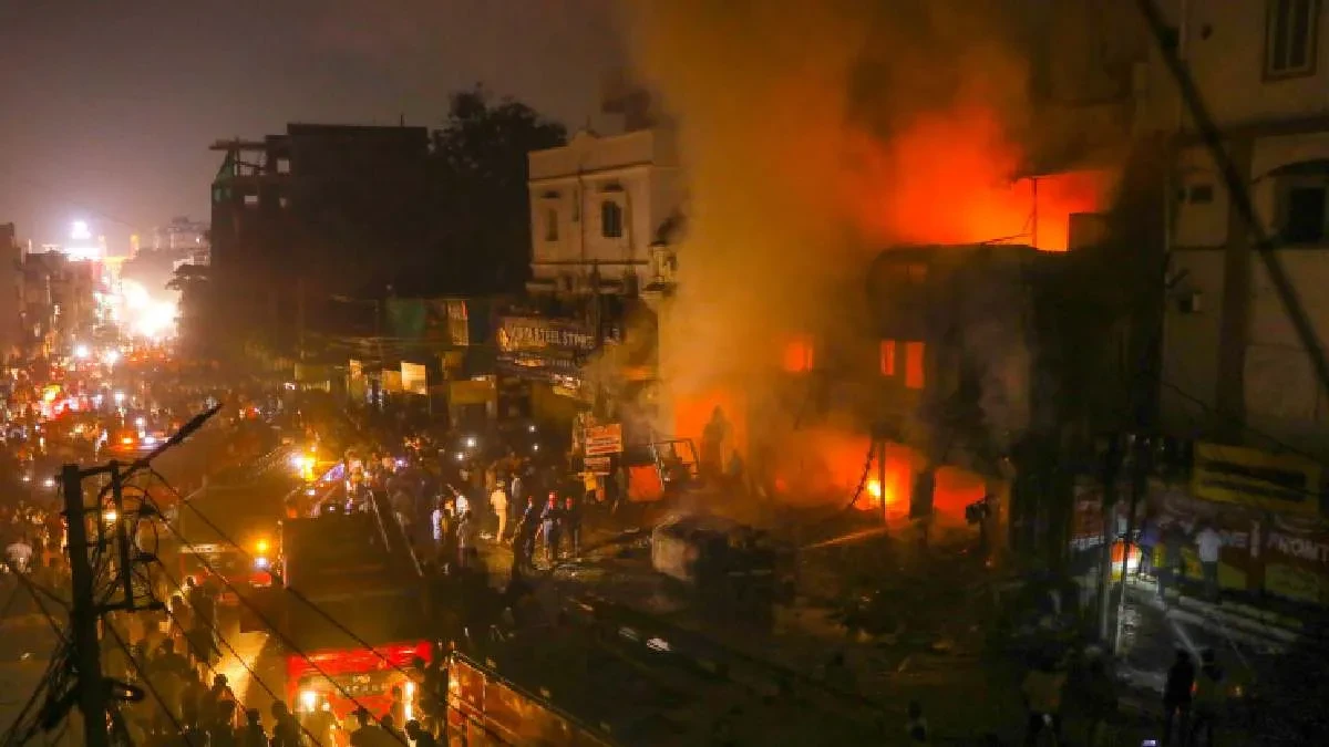 हैदराबाद: इलेक्ट्रॉनिक शोरूम आग लगने के बाद धमाका, युवक की मौत; सात लोग घायल