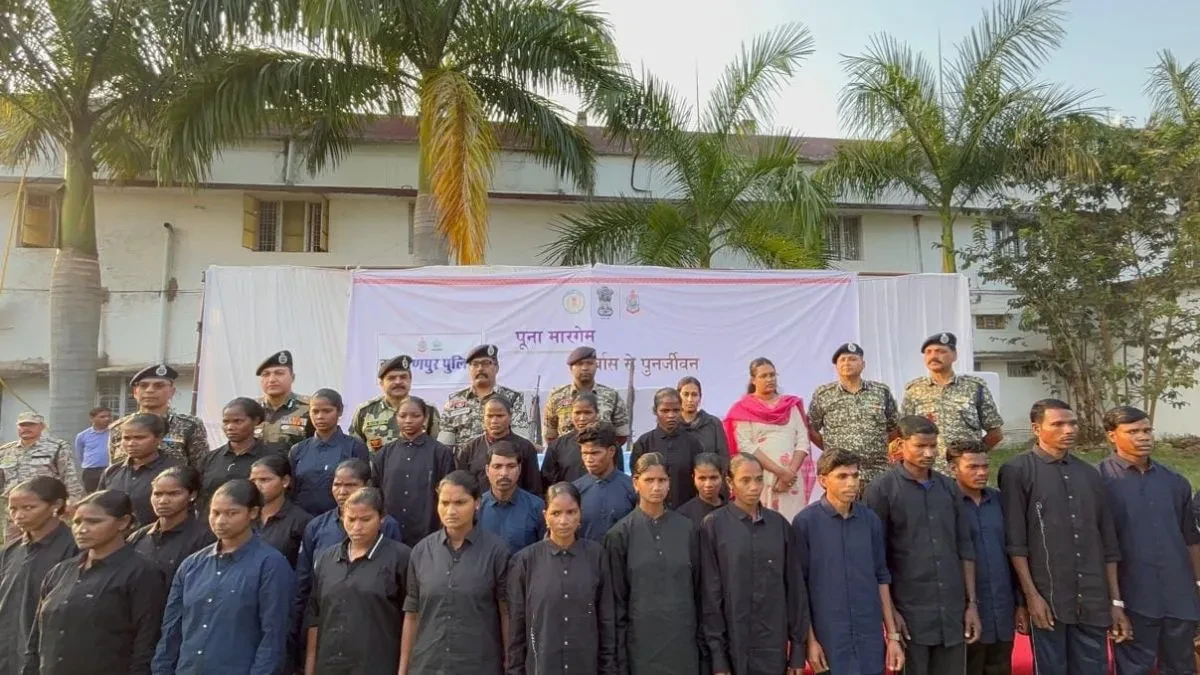 बस्तर में 28 माओवादी कैडर ने किया आत्मसमर्पण, शांति और पुनर्वास की दिशा में बड़ा कदम