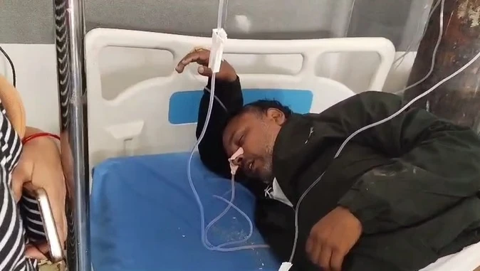 SIR ड्यूटी में लगे शिक्षक ने खाया जहर... मौत, डीएम ने दबाव होने से किया इनकार