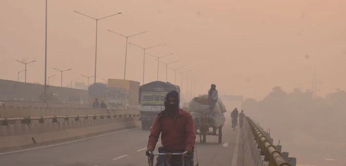 जहरीली धुंध की चपेट में आगरा, AQI 485 पार...सांस लेना हुआ मुश्किल